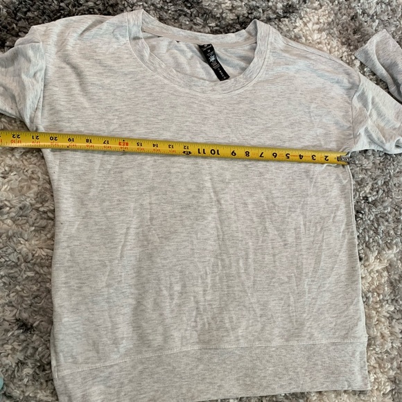Yogalicious Split Hem Gray Pull over Top size Medium - Picture 15 of 15
